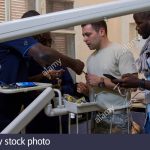 les-cadres-superieurs-de-l-us-air-force-airman-matthieu-t-lavigne-technicien-d-equipement-biomedical-groupe-medical-158th-fighter-wing-new-york-garde-nationale-travaille-avec-des-membres-du-perso